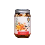 معجون چهار مغز و عسل یک ترکیب غذایی بسیار مقوی و پرانرژی است که از مخلوط کردن چهار مغز اصلی (معمولاً گردو، بادام، پسته و فندق) با عسل طبیعی به دست می‌آید. این معجون به دلیل ترکیبات غنی خود، یک بمب انرژی و منبعی فوق‌العاده از مواد مغذی به شمار می‌رود. ترکیبات اصلی و خواص آن‌ها: مغزها (گردو، بادام، پسته، فندق): منبع غنی از چربی‌های سالم: سرشار از اسیدهای چرب غیراشباع مانند امگا ۳ و امگا ۶ هستند که برای سلامت قلب و عروق و عملکرد مغز ضروری‌اند. پروتئین گیاهی: به عضله‌سازی و احساس سیری طولانی‌مدت کمک می‌کنند. فیبر: برای بهبود عملکرد دستگاه گوارش و جلوگیری از یبوست مفید است. ویتامین‌ها و مواد معدنی: حاوی ویتامین E (یک آنتی‌اکسیدان قوی)، منیزیم، کلسیم، آهن و روی هستند که هر کدام نقش حیاتی در بدن ایفا می‌کنند. عسل طبیعی: انرژی‌زای سریع: قندهای طبیعی موجود در عسل (فروکتوز و گلوکز) به سرعت جذب بدن شده و انرژی فوری فراهم می‌کنند. خواص ضد میکروبی و ضد التهابی: به تقویت سیستم ایمنی بدن و مبارزه با عفونت‌ها کمک می‌کند. آنتی‌اکسیدان: حاوی آنتی‌اکسیدان‌هایی است که با رادیکال‌های آزاد مبارزه کرده و از سلول‌های بدن محافظت می‌کنند. مهم‌ترین فواید معجون چهار مغز و عسل: ۱. افزایش انرژی و رفع خستگی: یک انتخاب عالی برای شروع روز، میان‌وعده قبل از ورزش یا زمانی که احساس ضعف و بی‌حالی می‌کنید. ۲. تقویت حافظه و عملکرد مغز: به دلیل وجود امگا ۳ در گردو و سایر مواد مغذی، برای بهبود تمرکز و سلامت مغز بسیار مفید است. ۳. تقویت سیستم ایمنی بدن: ترکیب خواص آنتی‌اکسیدانی مغزها و ویژگی‌های ضد میکروبی عسل، بدن را در برابر بیماری‌ها مقاوم‌تر می‌کند. ۴. سلامت قلب و عروق: چربی‌های سالم موجود در مغزها به کاهش کلسترول بد (LDL) و افزایش کلسترول خوب (HDL) کمک می‌کنند. ۵. تقویت قوای جسمی و جنسی: این معجون از قدیم به عنوان یک خوراکی مقوی برای افزایش توان بدنی و بهبود قوای جنسی شناخته می‌شود. ۶. کمک به سلامت پوست و مو: ویتامین E و سایر آنتی‌اکسیدان‌های موجود در آن به حفظ شادابی و جوانی پوست و مو کمک می‌کنند.