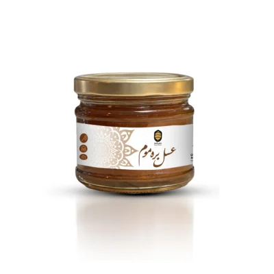 عصاره بره موم و عسل کنار ترکیبی طبیعی و درمانی است که از خواص قوی آنتی‌باکتریال، ضد التهاب و آنتی‌اکسیدانی برخوردار است. بره موم که ماده‌ای رزینی از کندوی زنبور عسل است، به تقویت سیستم ایمنی، ترمیم بافت‌ها و مبارزه با عفونت‌ها کمک می‌کند. عسل کنار نیز با طبع خنک و خاصیت تسکین‌دهنده‌اش، برای بهبود زخم‌ها، تقویت قلب و کاهش استرس بسیار مؤثر است. ترکیب این دو ماده، یک مکمل طبیعی قدرتمند برای حفظ سلامت عمومی بدن و افزایش انرژی روزانه محسوب می‌شود.