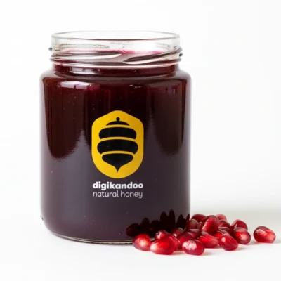 رب انار مایعی غلیظ و ترش‑مزه است که از جوشاندن و تغلیظ آب انار طبیعی به‌ دست می‌آید. این چاشنی سنتی در آشپزی ایرانی برای افزودن طعم ترش و رنگِ قرمز تیره به غذاهایی مثل فسنجان، کله‌جوش و سالاد استفاده می‌شود. رب انار بسته به نوع انار مصرف‌ شده می‌تواند ترش، ملس یا شیرین باشد و خواص ضد اکسیدانی و ویتامین C بالایی دارد.