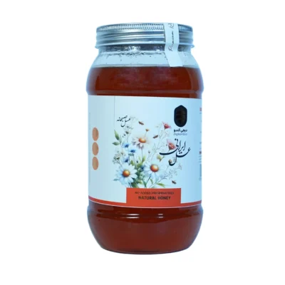 عسل صبحانه ممتاز دیجی‌کندو: شروعی شیرین و پرانرژی برای روز شما عسل صبحانه ممتاز دیجی‌کندو محصولی طبیعی و با کیفیت است که به طور خاص برای وعده صبحانه و شروع یک روز پرانرژی طراحی و تولید شده‌ است. این عسل معمولاً از شهد گل‌ های متنوع (چند گیاه) در فصل بهار و تابستان توسط زنبور عسل جمع‌ آوری می‌ شود که این موضوع طعم و عطر دلنشین و متعادلی به آن می‌ بخشد. ویژگی‌ های کلیدی: طعم و عطر دلپذیر: این عسل طعمی ملایم و شیرینی متعادلی دارد که آن را برای اکثر ذائقه‌ ها، به‌ خصوص کودکان، جذاب می‌ کند. عطر آن نیز یادآور گل‌ های بهاری و طبیعت است. بافت و غلظت مناسب: عسل صبحانه دیجی‌کندو غلظت و قوام مناسبی دارد که باعث می‌ شود به راحتی روی نان تست، کره، خامه یا پنکیک پخش شود و از آن نریزد. منبع انرژی طبیعی: این عسل سرشار از قند های ساده و طبیعی (عمدتاً فروکتوز و گلوکز) است که به سرعت جذب بدن شده و انرژی لازم برای فعالیت‌ های روزانه را فراهم می‌ کند. این ویژگی آن را به یک جایگزین عالی برای قند و شکر های مصنوعی در وعده صبحانه تبدیل کرده‌ است. خواص سلامتی‌ بخش: عسل طبیعی دارای خواص آنتی‌ باکتریال و آنتی‌ اکسیدانی است. مصرف منظم آن می‌ تواند به تقویت سیستم ایمنی بدن، بهبود عملکرد دستگاه گوارش و تسکین گلودرد کمک کند. تضمین کیفیت: برند دیجی‌کندو معمولاً بر طبیعی و خالص بودن محصولات خود تأکید دارد. این عسل‌ ها اغلب خام و حرارت‌ ندیده هستند تا تمام آنزیم‌ ها و خواص طبیعی‌ شان حفظ شود. همچنین، این محصولات دارای برگه آزمایش معتبر برای تأیید کیفیت و اصالت هستند.