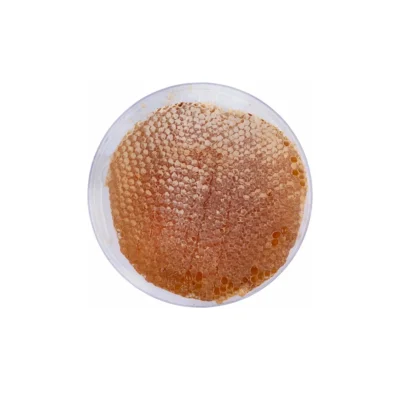 عسل خودبافت ( یا خود بیاری ) طبیعی‌ ترین نوع عسلِ موم‌ دار است . در تولید این عسل ، زنبور دار هیچ‌ گونه « برگه‌ی موم مصنوعی » داخل کندو نمی‌ گذارد و زنبور ها تمام موم را از صفر تا صد ، با ترشحات بدنِ خود شان می‌ بافند . ویژگی‌ های اصلی : موم کاملاً خالص : موم آن بسیار نازک ، لطیف و ۱۰۰ ٪ طبیعی است . خوش‌ خوراک‌ تر : بر خلاف موم‌ های معمولی ، در دهان مثل آدامس سفت نمی‌ شود و راحت‌ تر جویده یا بلعیده می‌ شود . کیفیت بالا تر : چون هیچ ماده ی خارجی یا پارافینی در ساختار موم نیست ، سالم‌ تر و دارو یی‌ تر است .