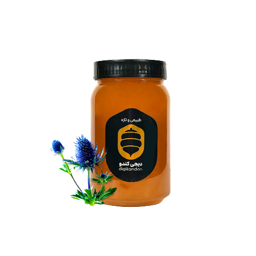 عسل قنقال ممتاز طبیعی دیجی کندو در شیشه شفاف با رنگ کهربایی روشن، همراه با گل‌های خشک قنقال و پس‌زمینه چوبی روستایی.